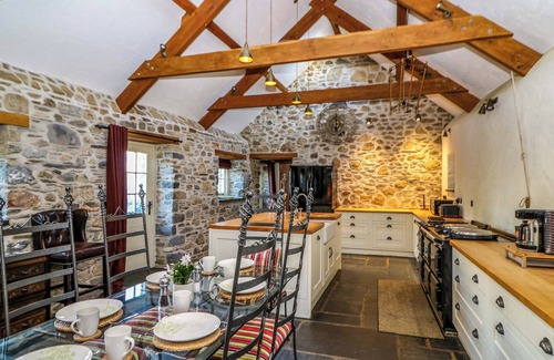Wolf's Castle Cottage | ST DOGWELLS BARN, family friendly, with hot tub in Wolfscastle