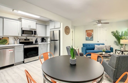 Historic Uptown Apartment | St Pete Charm! 2bd/1ba walk downtown 1st Floor