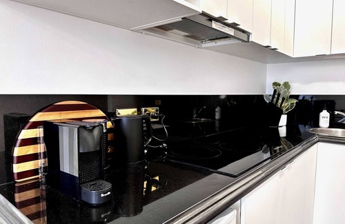 Brisbane Central Business District Apartment | St Tropez, Stylish Apartment with Views over Anzac Square