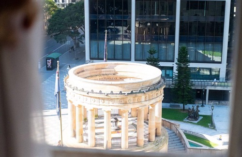 Brisbane Central Business District Apartment | St Tropez, Stylish Apartment with Views over Anzac Square