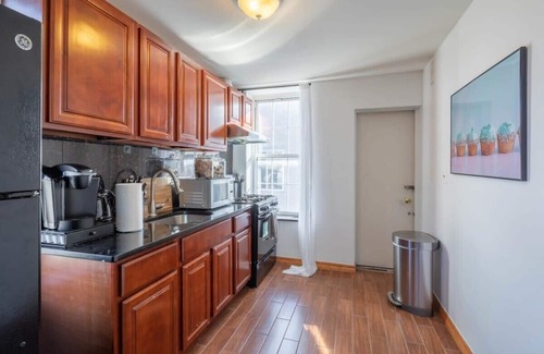Chinatown Apartment | Stairway | 3BR Apt w W/D Ideal for Groups