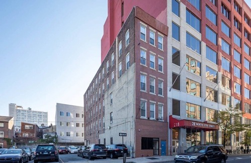 Chinatown Apartment | Stairway | 3BR Apt w W/D Ideal for Groups
