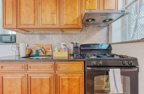Chinatown Apartment | Stairway | 3BR Apt w W/D Ideal for Groups