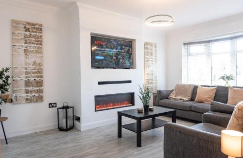Stalybridge House | Stalybridge Sanctuary - Luxe Hot Tub Retreat