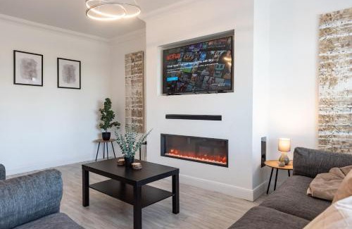 Stalybridge House | Stalybridge Sanctuary - Luxe Hot Tub Retreat