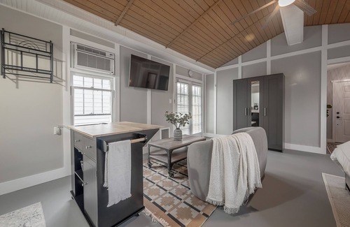 Old Seminole Heights Apartment | Stand alone studio with private driveway and fenced in backyard.