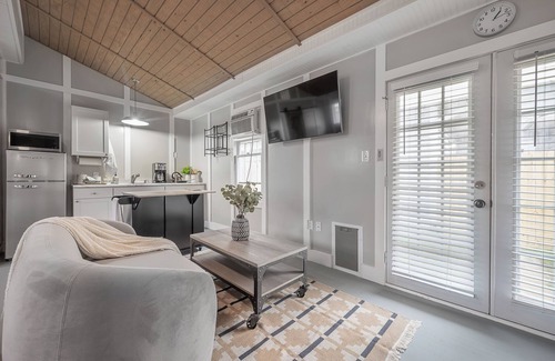 Old Seminole Heights Apartment | Stand alone studio with private driveway and fenced in backyard.