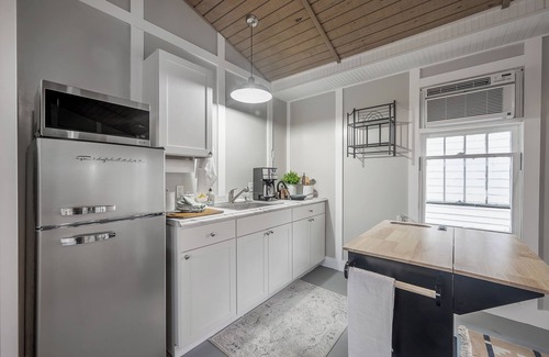 Old Seminole Heights Apartment | Stand alone studio with private driveway and fenced in backyard.