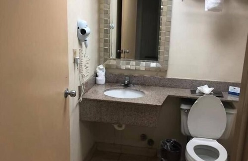 South Miami Apartment | Standard King Room Near Jean Willis Park MIA