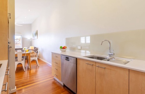 Shoal Bay House | Starfish Lodge, 2-1a Messines St - pet friendly, air con and Wi-Fi