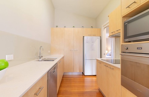 Shoal Bay House | Starfish Lodge, 2-1a Messines St - pet friendly, air con and Wi-Fi