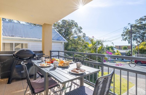 Shoal Bay House | Starfish Lodge, 2-1a Messines St - pet friendly, air con and Wi-Fi