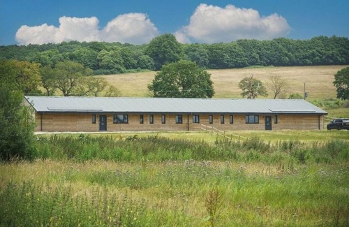 Godstone Apartment | Starlight Lodge - 4 bedroom Barn with Hot Tub!