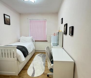 Ashford House | Starling House 3BR near Heathrow, London