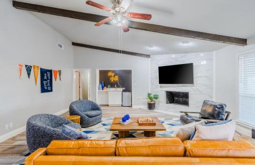 Little Elm House | Starry Nights Fire Pit Table Tennis Spacious Pets OK Lake Decor by Vacation Your Way
