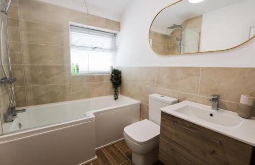 Runcorn House | 'Station House' Cosy Renovated Family-Friendly Home in Runcorn, Cheshire - Train Station Liverpool Chester Links, Brindley Theatre