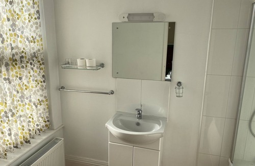 Beeston Hotel | Station Road - Contemporary 1bedroom Flat with 3 single beds & ensuite bath