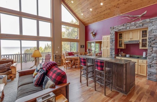 Walker House | Stay 4 for 3! Spacious Leech Lake Home on 2 Acres, Boat Lift, Swim