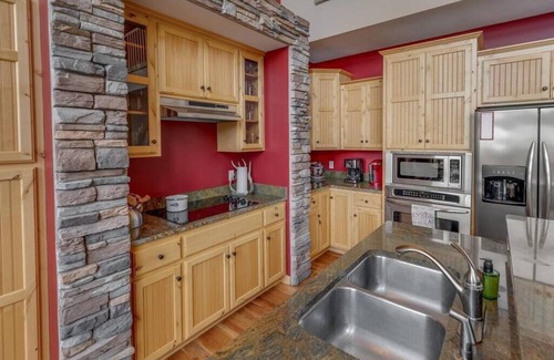 Walker House | Stay 4 for 3! Spacious Leech Lake Home on 2 Acres, Boat Lift, Swim