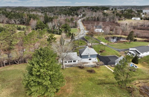 Mahone Bay House | Stay a few meters away from one of Mahone Bay’s Coves in a heritage house.