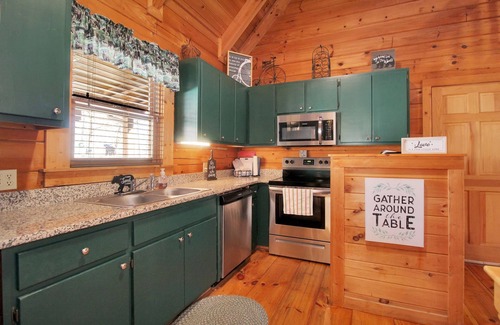 Pine Mountain Valley Cabin | Stay at The Bear and visit Callaway's Pumpkins and Fantasy in Lights!