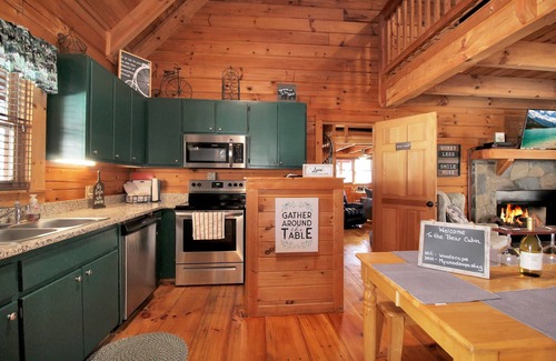 Pine Mountain Valley Cabin | Stay at The Bear and visit Callaway's Pumpkins and Fantasy in Lights!