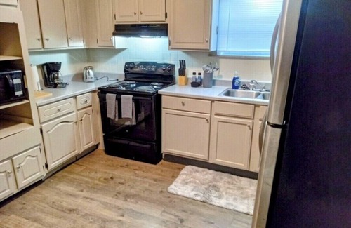 St. Louis House | Stay at this Cozy 3 bedroom 2 bathroom home that caters to Females only.