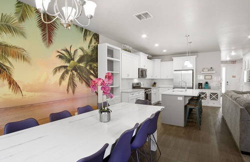 Hurricane House | Stay Here-Hike Zion-Swim Sand Hollow-Red Rock View-Zion Village-Private Hot Tub