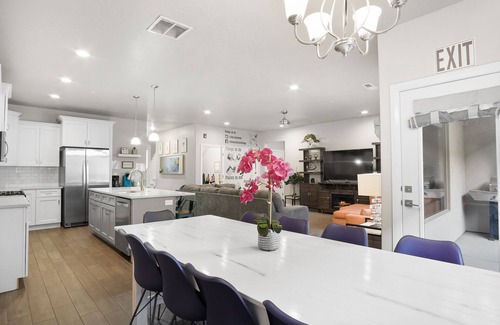 Hurricane House | Stay Here-Hike Zion-Swim Sand Hollow-Red Rock View-Zion Village-Private Hot Tub
