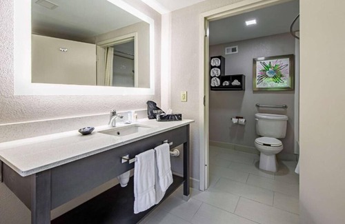 Clemson House | Stay in Comfort near Gateway Park and Larry Abernathy Waterfront Park