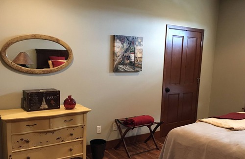 Dundee Condo | Stay In The Heart Of Wine Country.