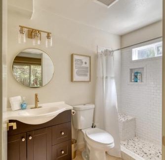 Corbett - Terwilliger - Lair Hill Apartment | Stay Portland - Peaceful Johns Landing Studio - Near OHSU
