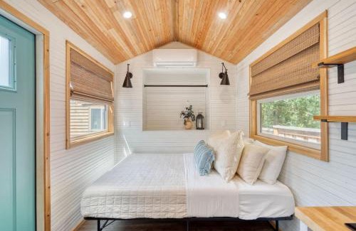 Hosford-Abernethy House | Stay Portland - Tiny Farmhouse - Walk to Local Shops & Restaurants