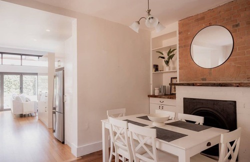 Battery Point House | Stay steps from Salamanca in historical cottage