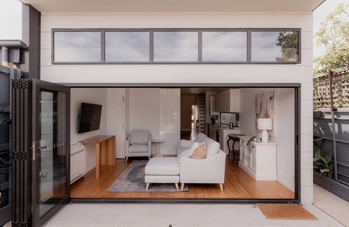 Battery Point House | Stay steps from Salamanca in historical cottage