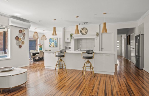 Officer House | StayAU 4BRM Modern Urban Holiday Home