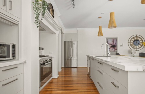 Officer House | StayAU 4BRM Modern Urban Holiday Home