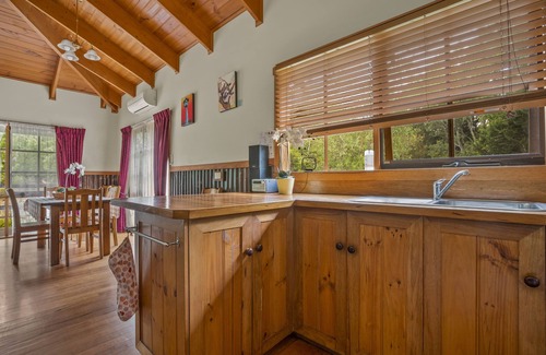 Badger Creek Cottage | StayAU Conifer Cottage Lakeside Haven