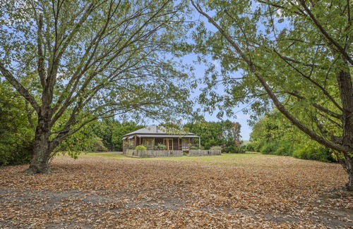 Badger Creek Cottage | StayAU Conifer Cottage Lakeside Haven