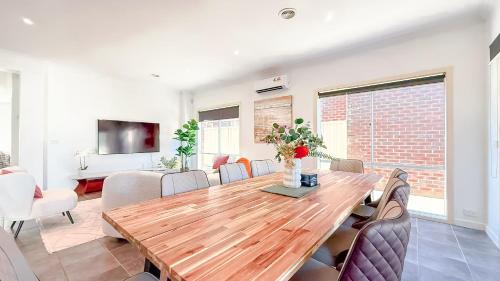 Caroline Springs House | StayAU Family Haven Pet-Friendly Caroline Springs