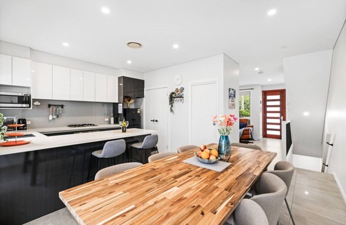 Asquith House | StayAU Spacious Townhouse Asquith near Golf