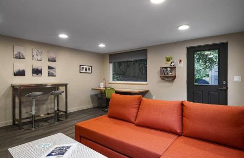 Hayhurst Apartment | #StayInMyDistrict Multnomah Village Modern Retreat