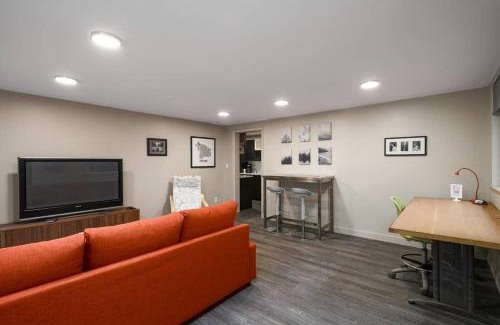 Hayhurst Apartment | #StayInMyDistrict Multnomah Village Modern Retreat