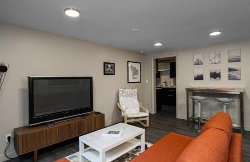Hayhurst Apartment | #StayInMyDistrict Multnomah Village Modern Retreat