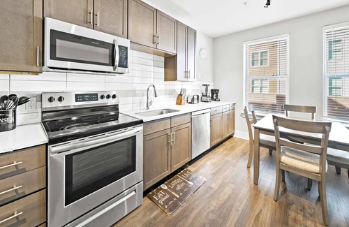 Villa Heights Condo | StaysByWalker 1BR - 2 Miles To Uptown! Gym/Parking