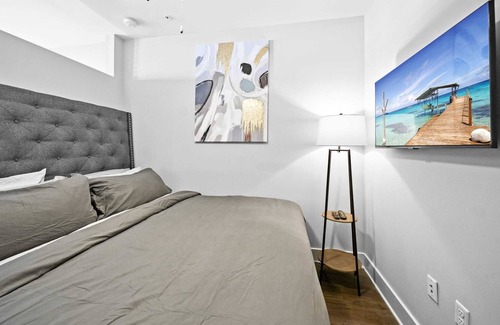 Villa Heights Condo | StaysByWalker 1BR - 2 Miles To Uptown! Gym/Parking