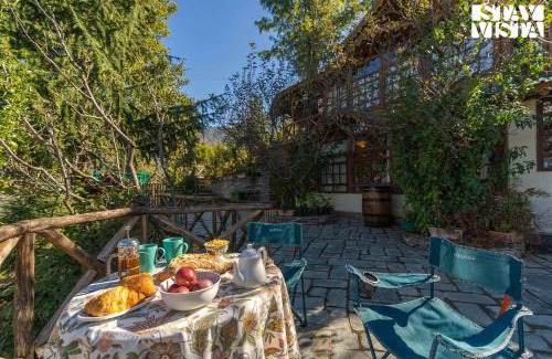 Naggar Villa | StayVista at Rosemary Cottage 2BR Villa in Manali with Lawn