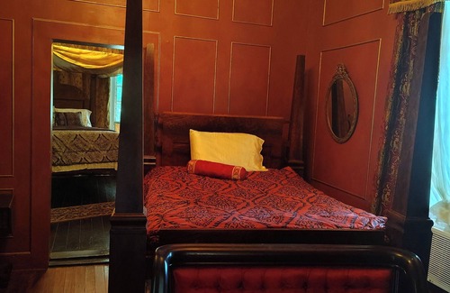 Washington Bed & Breakfast | Step back in time and relive.the 1840's in this beautifully preserved cottage.