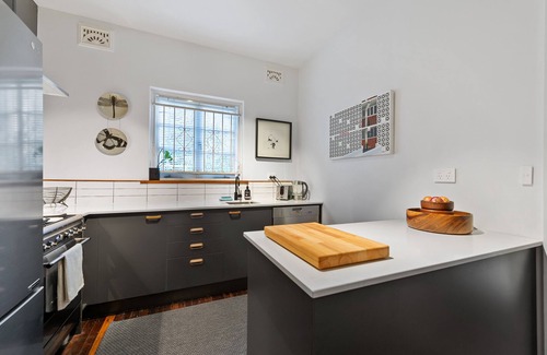 New Farm Apartment | Step Back into Style ~ 2Bed/1Bath/1Car ~ New Farm