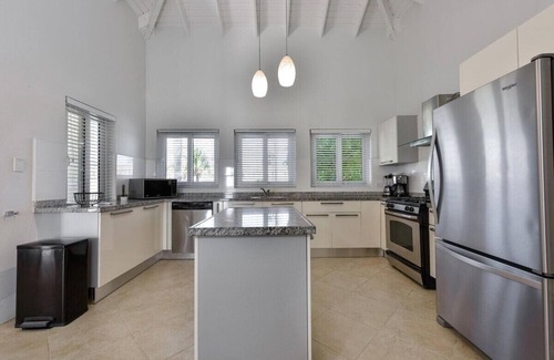 Noord Villa | Step inside this luxurious 4 bedroom, 4 bathroom Villa with unobstructed one of-a-kind sunset views